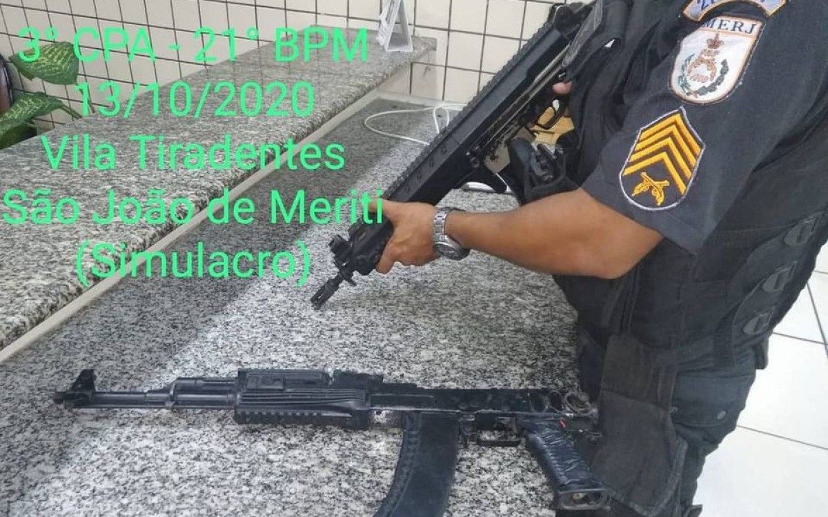 O 21º BPM apreendeu um simulador de fuzil, após operação, nas proximidades da comunidade da Vila Tiradentes.