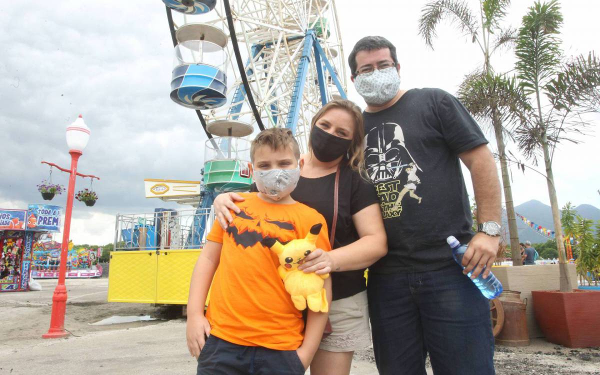 17/10/20 - Reabertura do Tivoli Park, na Barra da Tijuca. Na foto, Leonardo Amorim, a esposa, Ana Oliveira e o Filho, Bernard Amorim.                 Foto: Estefan Radovicz / Agência O Dia
      Byline