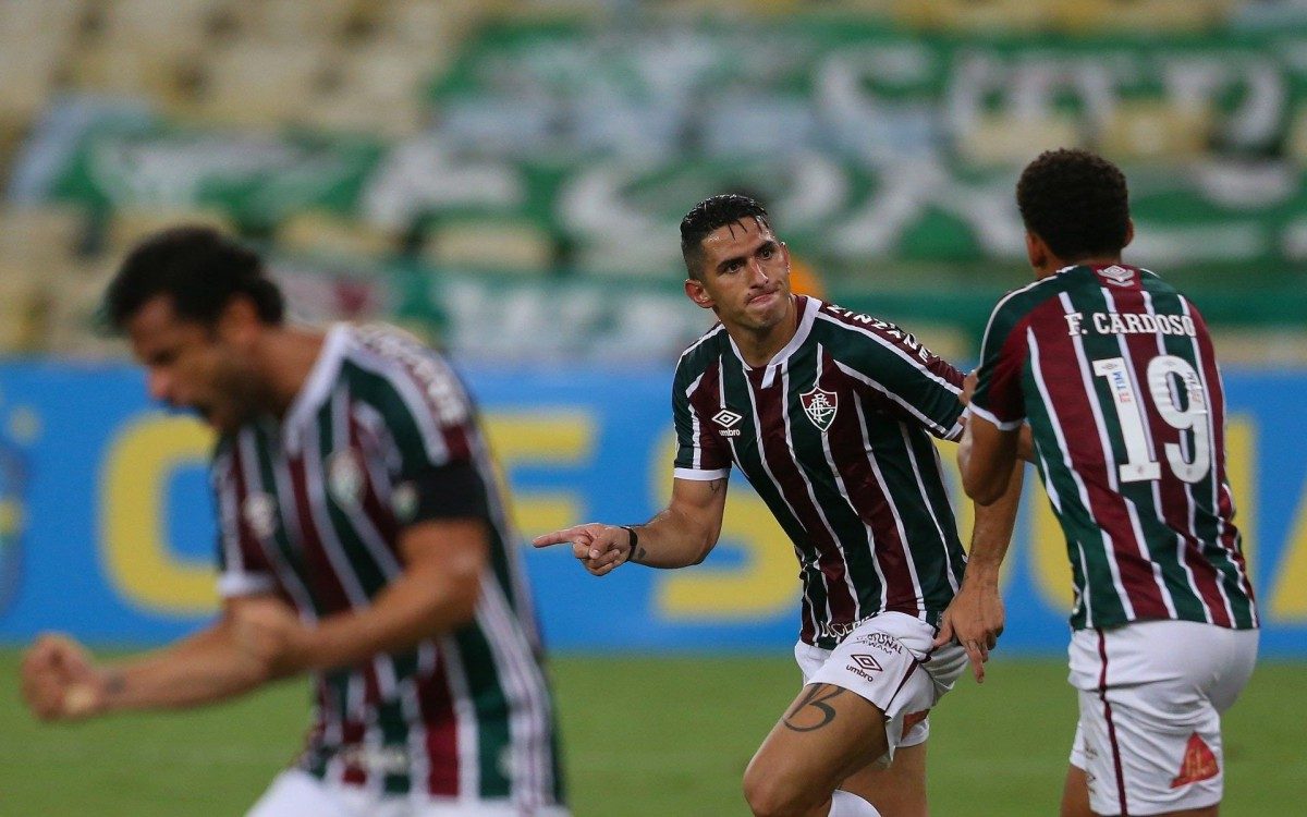 Fred, à frente, vibra com o gol de Danilo Barcelos, que salvou o Fluminense 
 - Daniel Castelo Branco