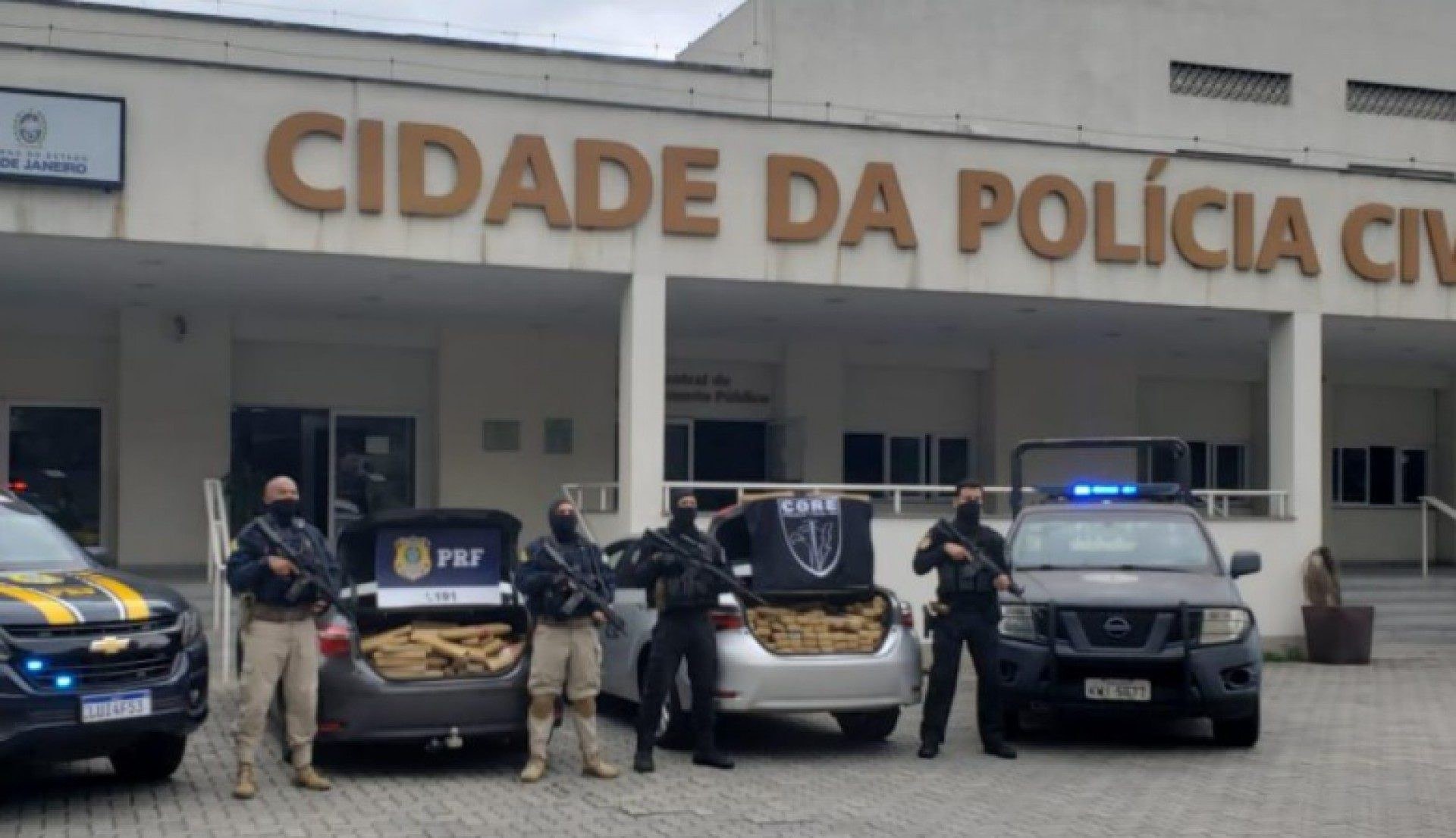 Neste sábado, policiais da PRF e da Polícia Civil apreenderam mais de 750kg de droga na Rodovia Presidente Dutra