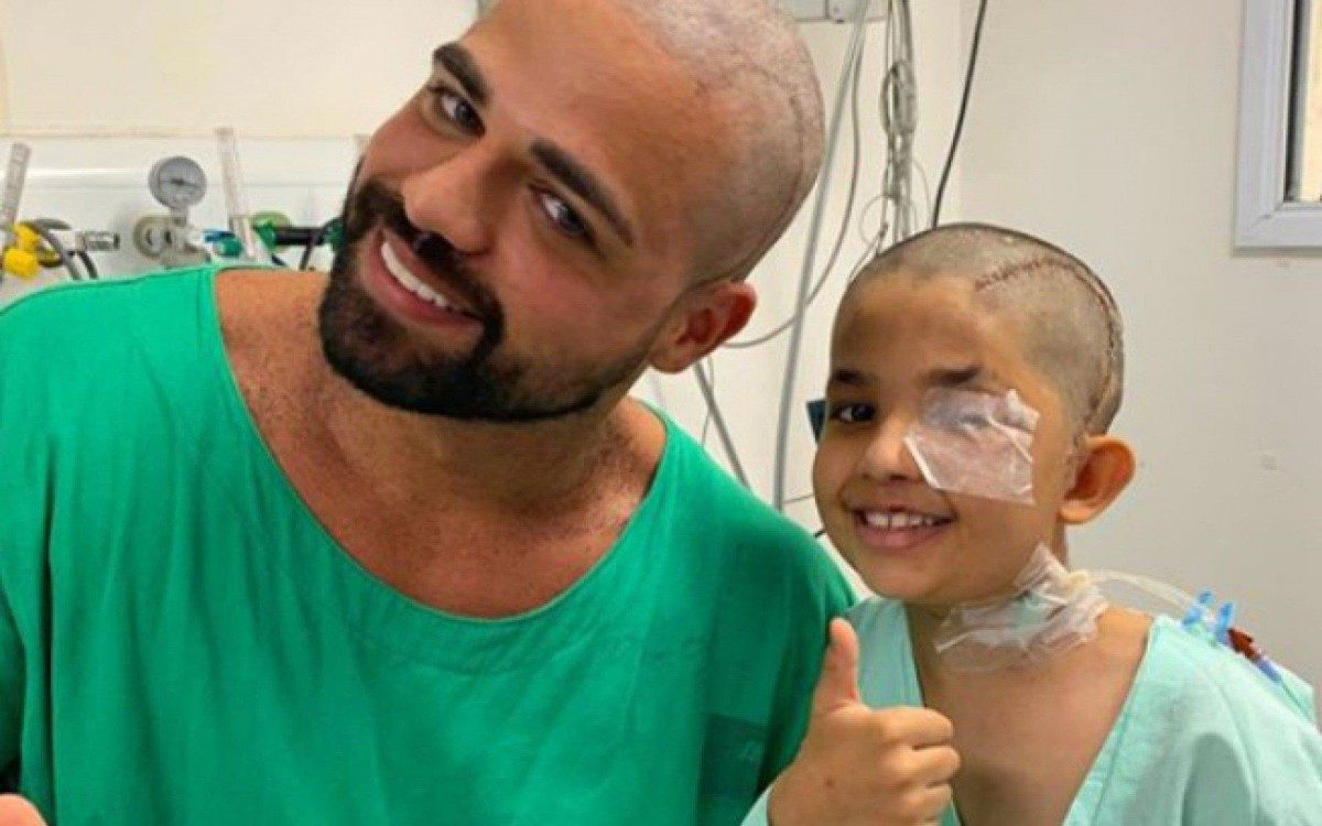 Médico teve cabelo raspado por paciente de 8 anos que retirou tumor cerebral em hospital de São Paulo