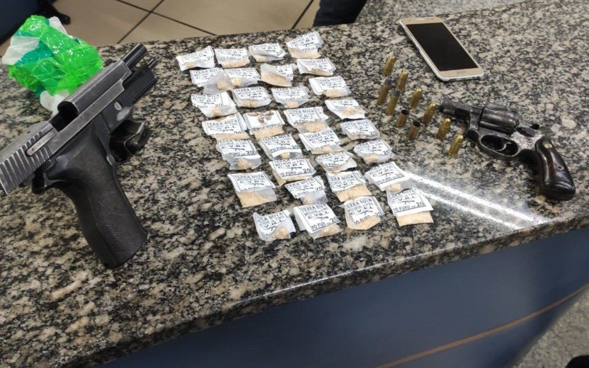 Armas e drogas foram apreendidas com dois suspeitos presos - Divulgação/ 11BPM