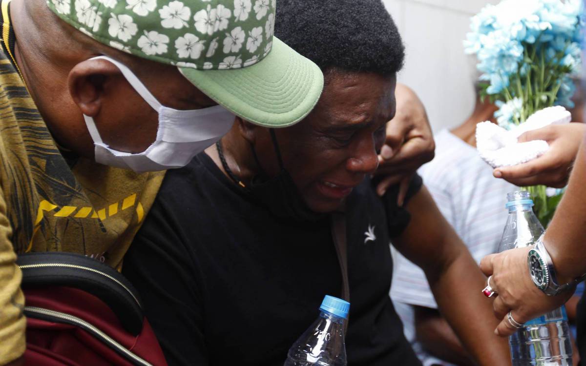  Neguinho da Beija Flor durante enterro do neto - Luciano Belford/Agencia O Dia