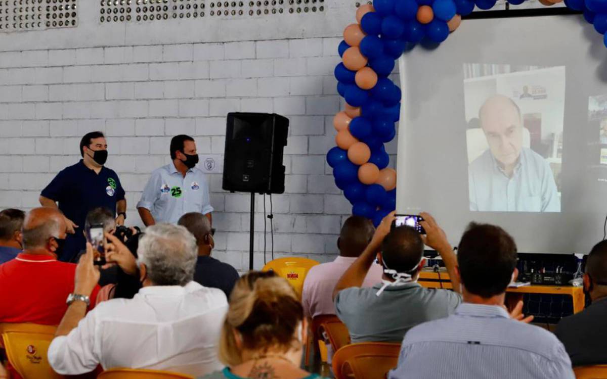 Cesar Maia em telão