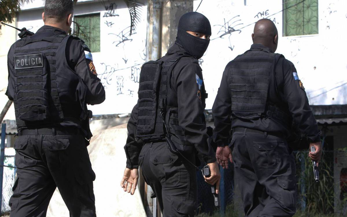 Rio de Janeiro - RJ  - 19/10/2020 - Policia -  Opera&ccedil;ao no Jacarezinho tem tiroteio e vias interditadas. Policiais militares do Batalhao de A&ccedil;oes com Caes (BAC), do Batalhao de Policia de Choque (BPChq) e do Bope atuam nas comunidades do Jacarezinho, Manguinhos e Mandela - na foto, policiais no interior da favela do Jacarezinho - Foto Reginaldo Pimenta / Agencia O Dia