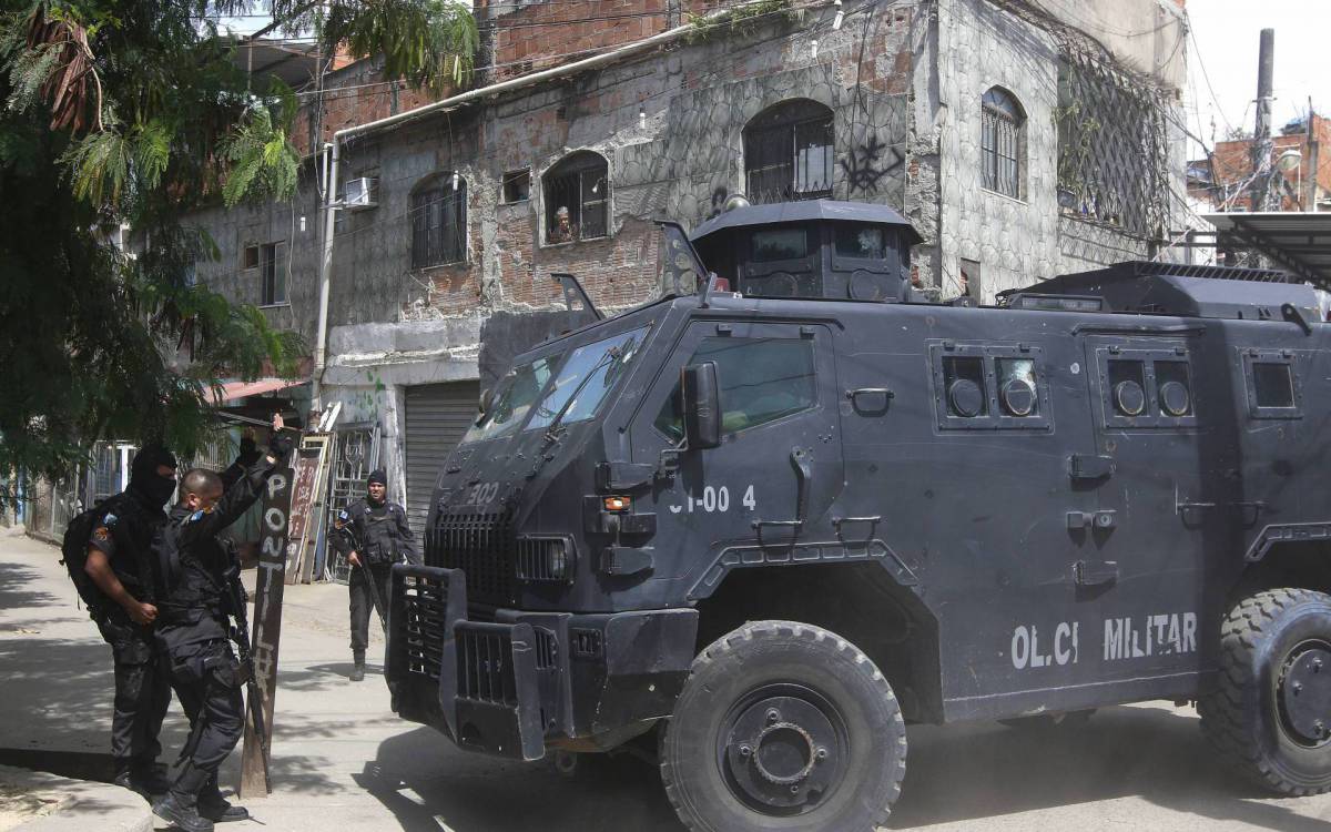 Blindados foram usados na operação, que tinha por objetivo combater o tráfico e apreender armas - Reginaldo Pimenta