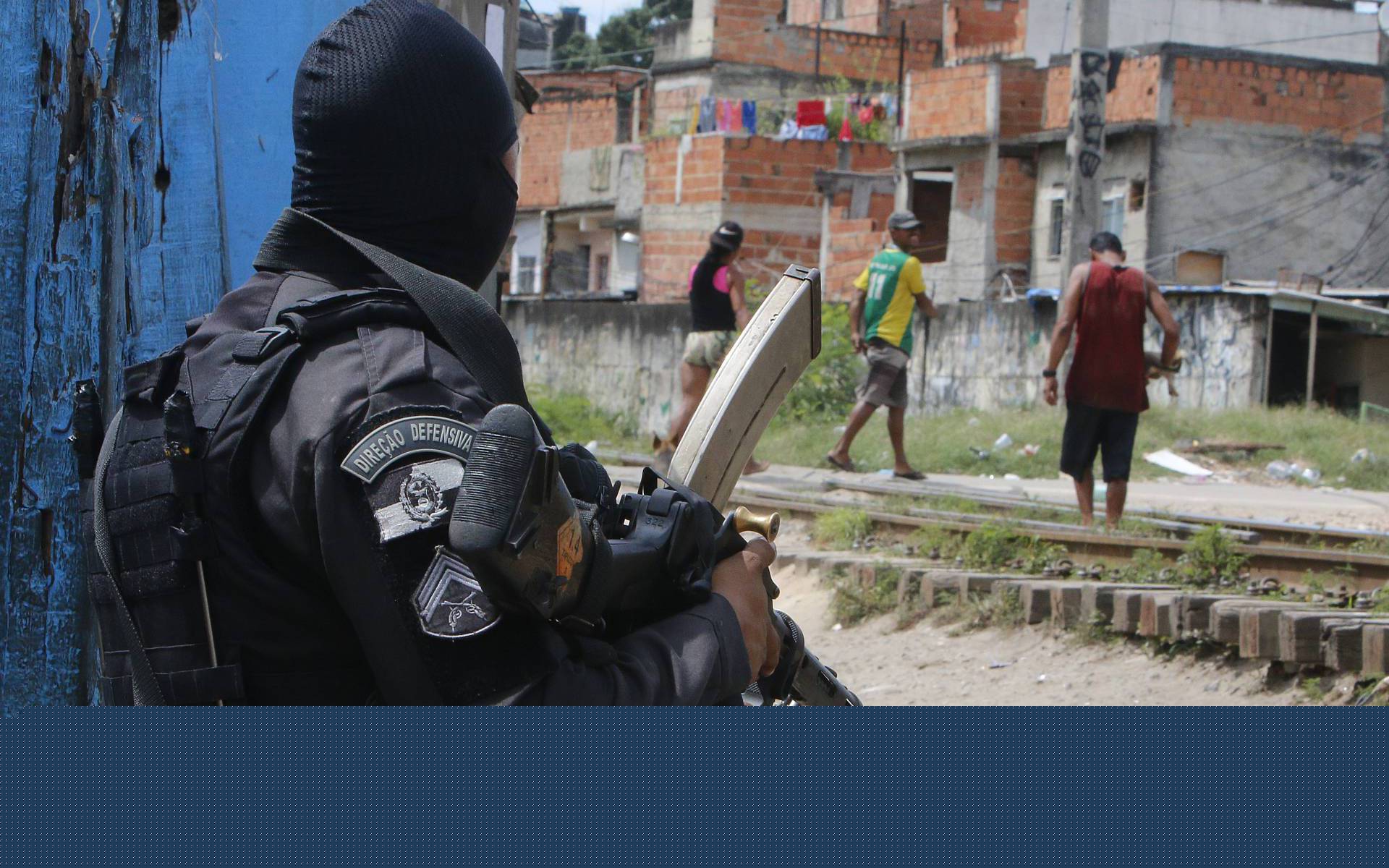 Rio de Janeiro - RJ  - 19/10/2020 - Policia -  OperaÃ§ao no Jacarezinho tem tiroteio e vias interditadas. Policiais militares do Batalhao de AÃ§oes com Caes (BAC), do Batalhao de Policia de Choque (BPChq) e do Bope atuam nas comunidades do Jacarezinho, Manguinhos e Mandela - na foto, policiais no interior da favela do Jacarezinho - Foto Reginaldo Pimenta / Agencia O Dia