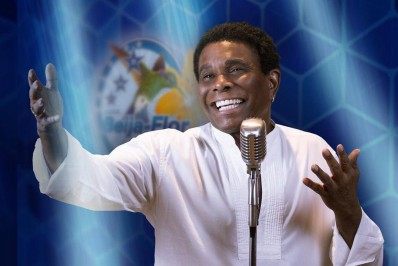 Neguinho da Beija-Flor promove live para comemorar aniversário nesta terça-feira