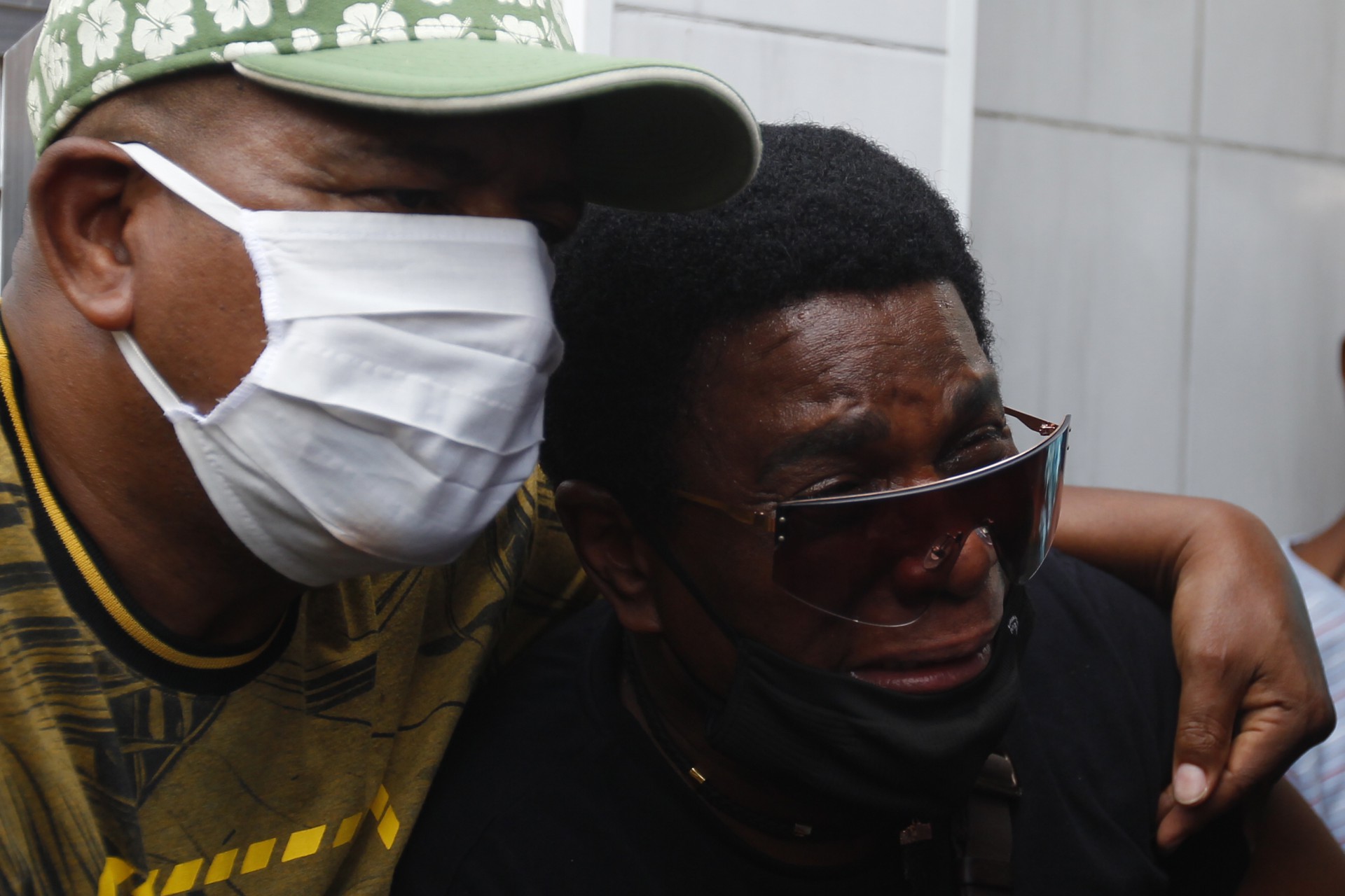 Neguinho da Beija-Flor estava inconsolável durante enterro do neto, baleado e morto em Nova Iguaçu - Luciano Belford/ Agência O Dia