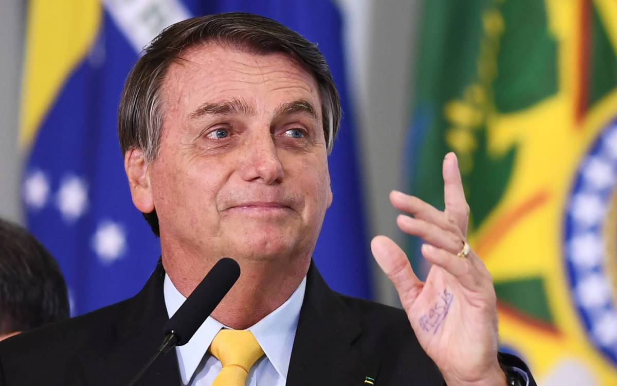 Segundo Bolsonaro, "não se justifica um bilionário aporte financeiro num medicamento que sequer ultrapassou sua fase de testagem" - AFP