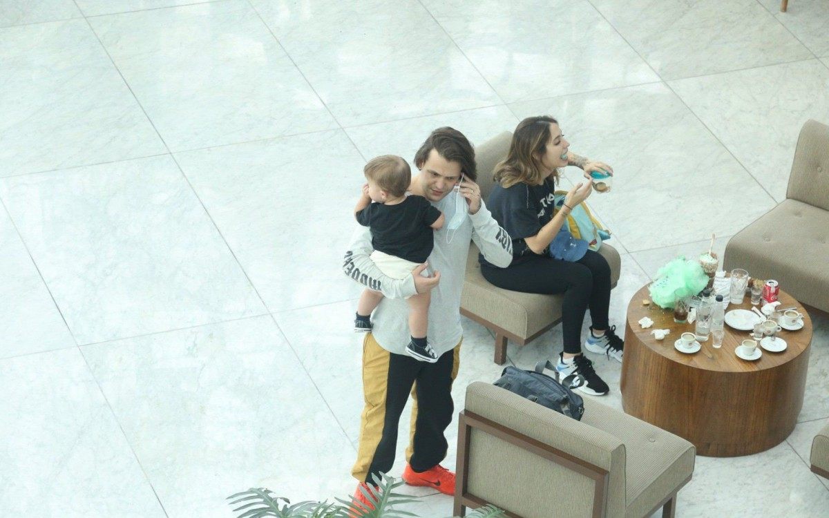 Saulo Poncio e Gabi Brandt com os filhos