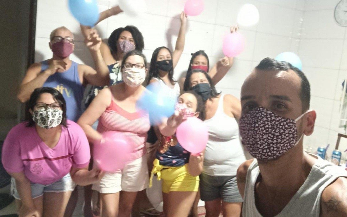 Vitor comemora absolvição com a família - Foto: Reprodução / Arquivo pessoal