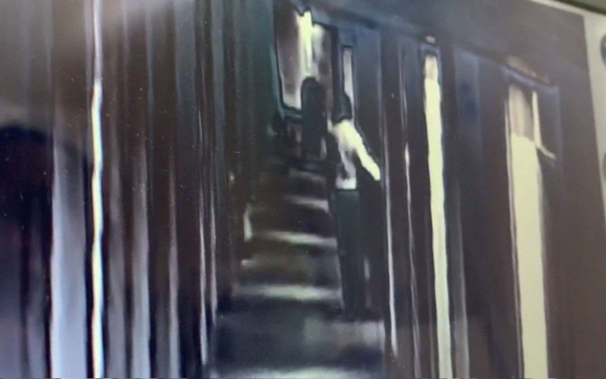 C&acirc;mera do corredor do hotel flagra o momento em que o agressor sai do quarto da v&iacute;tima de estupro - Reprodu&ccedil;&atilde;o