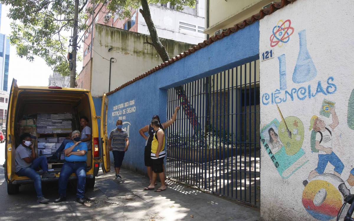 Rio de Janeiro - RJ  - 20/10/2020 - Geral -  Retorno das Aulas nas Escolas Estaduais, no Rio de Jaineiro - na foto, Escola Estadual Souza Aguiar, na Rua dos Invalidos, no centro do Rio, com o portao fechado -  Foto Reginaldo Pimenta / Agencia O Dia - Reginaldo Pimenta / Agencia O Dia