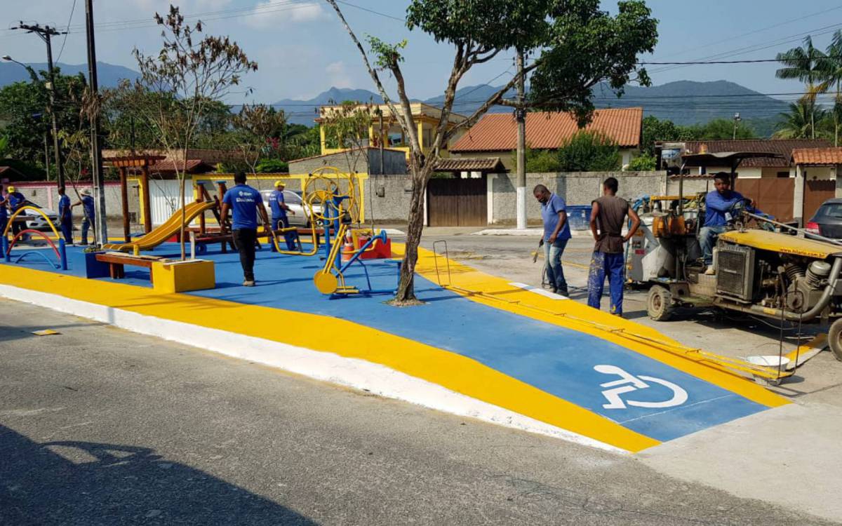 Uma das praças reconstruídas com os recursos recuperados, na Rua Periandro José de Moura, no bairro Quinta Mariana, em Guapimirim. Outras obras foram retomadas - Bruno VinÃ­cius/Divulgação