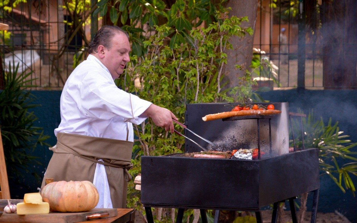 Erick Jacquin prepara sua versão de churrasco - Luccas Mattos/Vibra Studio