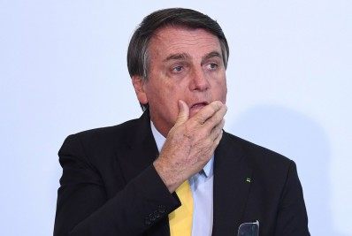 Após pressão, caminhoneiros vão para o início da fila de vacinação no Brasil