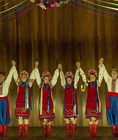 Halyna (Anna Melo), Roman Eduardo Borelli),  Boris (Lucas Soares , Anele (Giovanna Figueiredo), Ignes (Valentina Ghiorzi), Ivan (Giovanni Gallo) e Natasha (Bela Leindecker) na apresentação de dança folclórica na escola - Divulgação / TV Globo