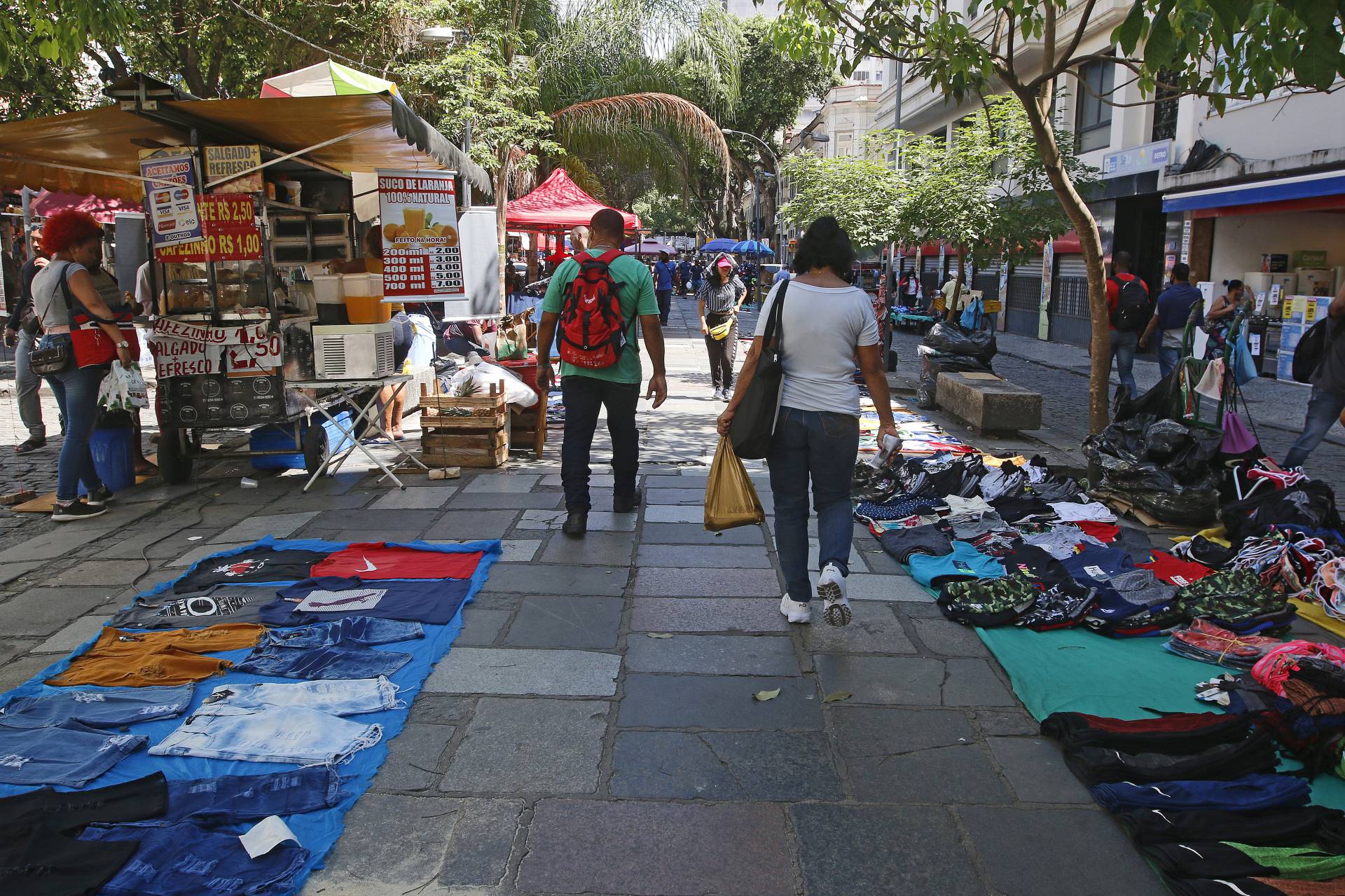Rio de Janeiro - RJ  - 20/10/2020 - Geral -  Situaçao do comercio no centro do Rio - na foto, camelona Rua Uruguaiana, no centro do Rio -  Foto Reginaldo Pimenta / Agencia O Dia - Reginaldo Pimenta / Agencia O Dia