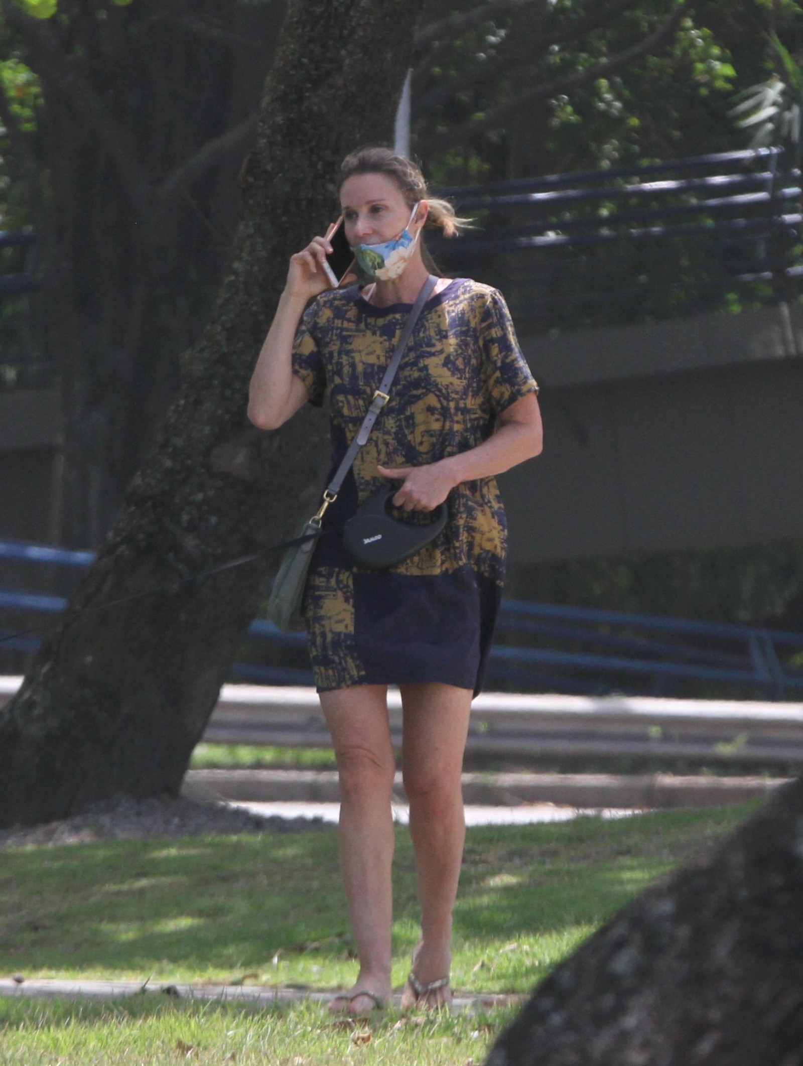 Paula Burlamaqui passeia com o cachorro na Zona Sul da cidade - Ag. News