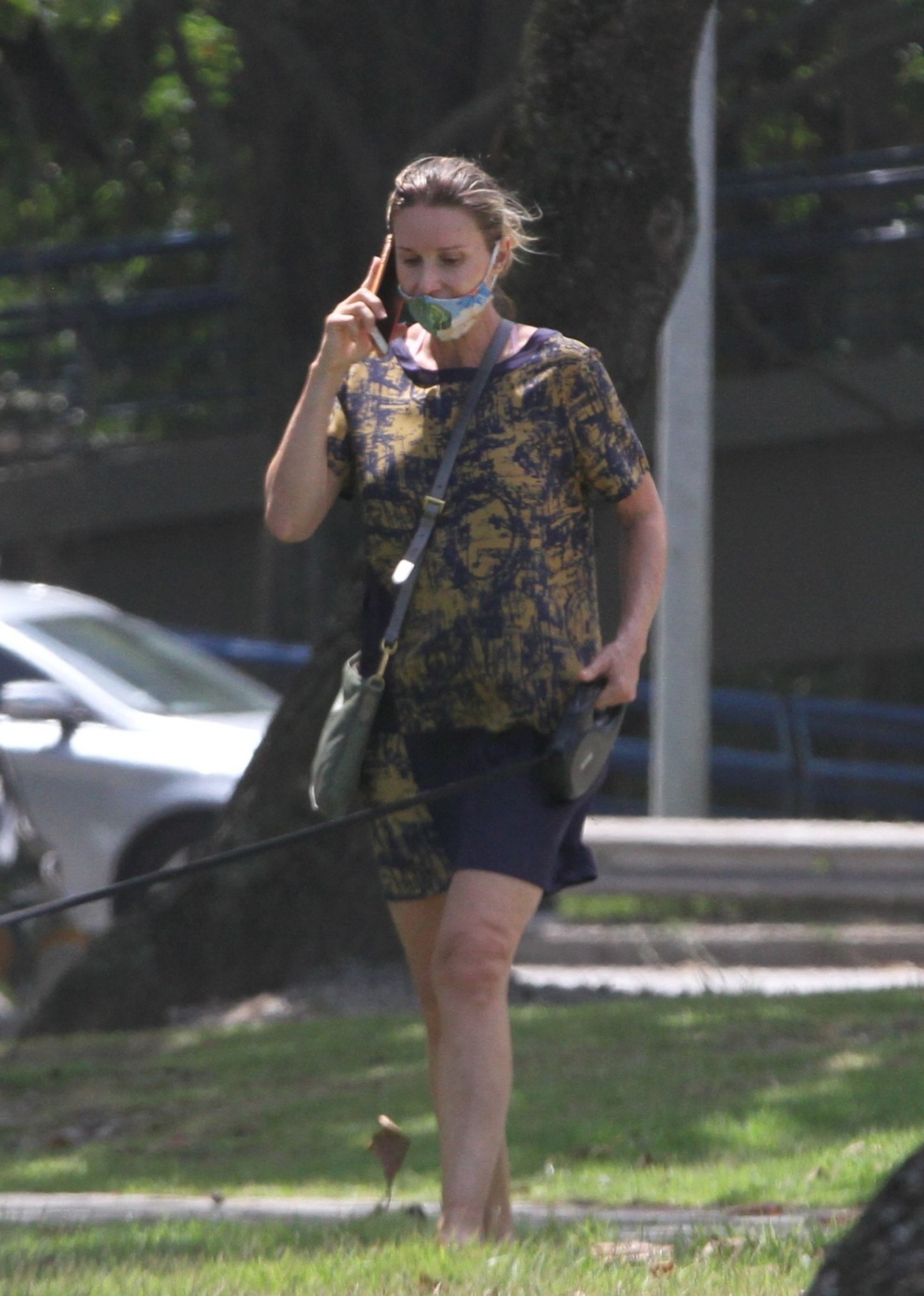 Paula Burlamaqui passeia com o cachorro na Zona Sul da cidade - Ag. News