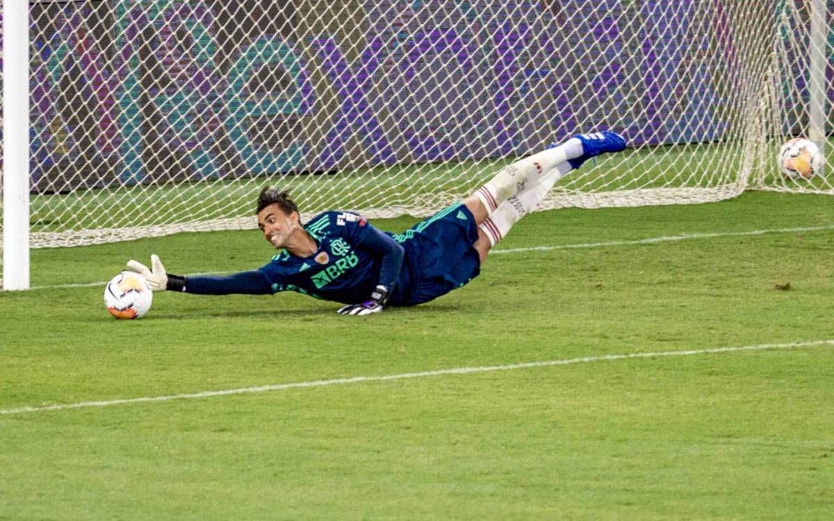 Contusão no joelho direito do goleiro César pode atrapalhar negociação
