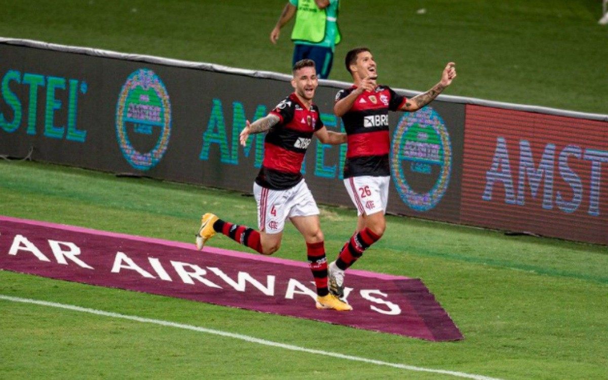 Thuler comemora o primeiro gol do jogo que teve assistência do companheiro de zaga, Léo Pereira - Marcelo Cortes/Flamengo