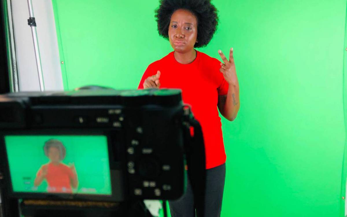 Leila Ramos, int&eacute;rprete de Libras