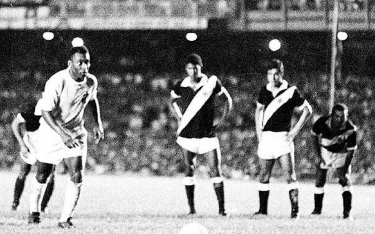 Pele marca o seu milésimo gol, batendo o goleiro Andrada, do Vasco, no Maracanã
