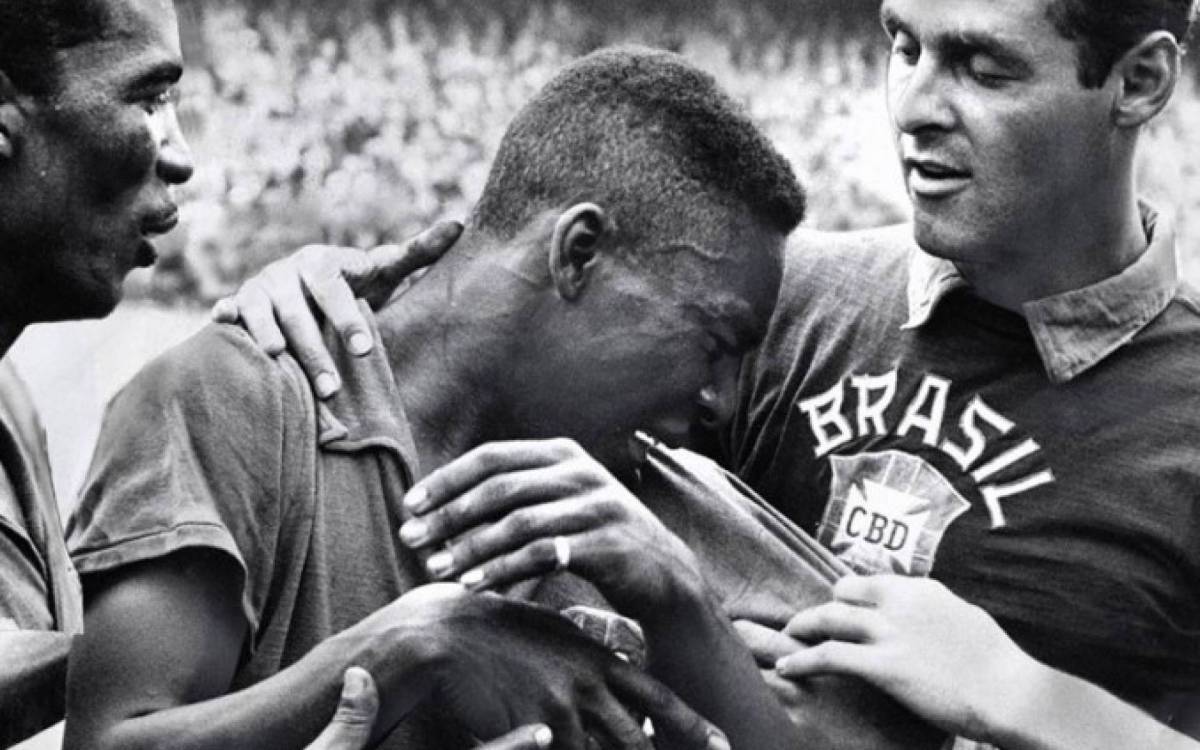 Pelé chorando ao conquistar a copa de 1958