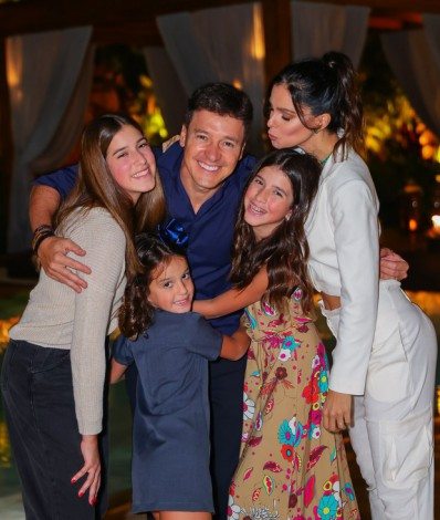 Rodrigo Faro e família na área externa da mansão onde moram - Manuela Scarpa/Brazil News