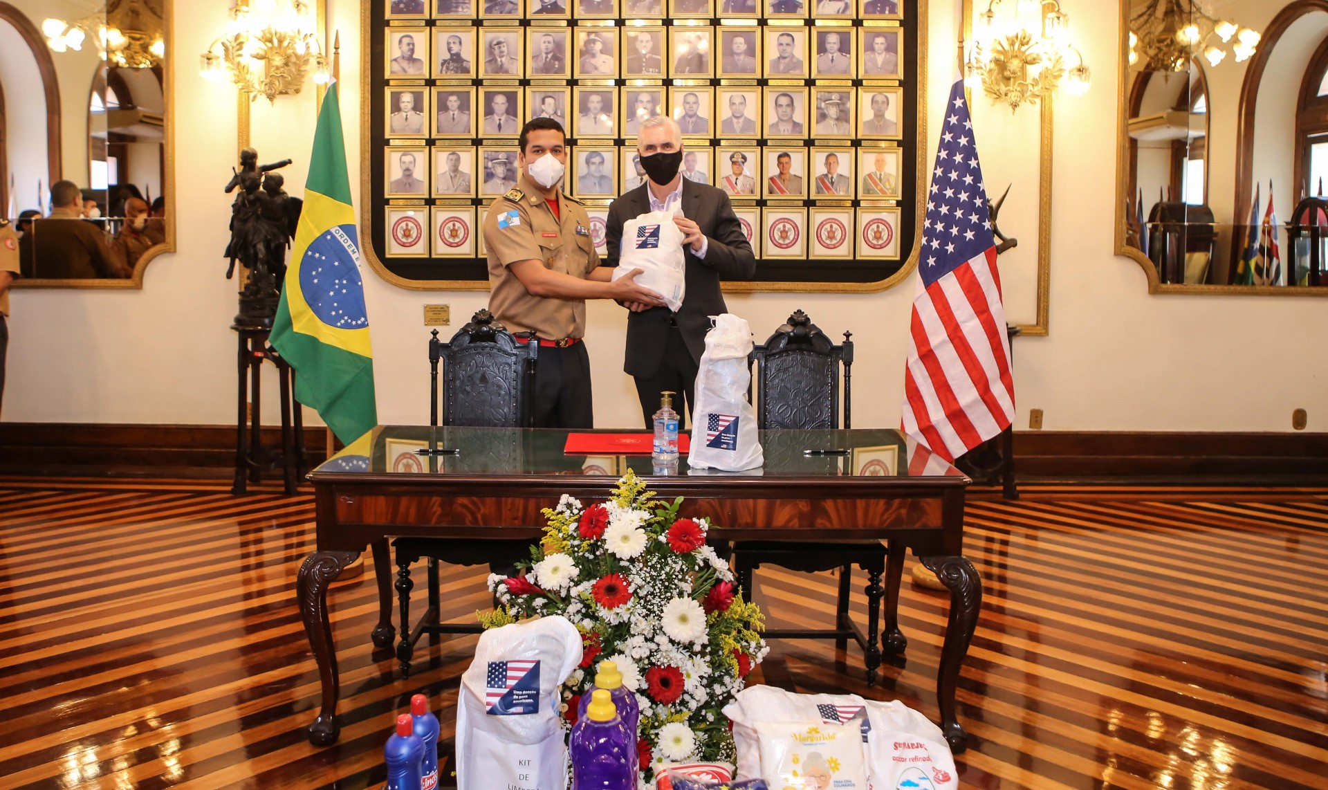 Entrega de EPIs, kits de higiene e cestas básicas pelo Governo dos EUA - Centro e Rocinha - Rogerio Santana