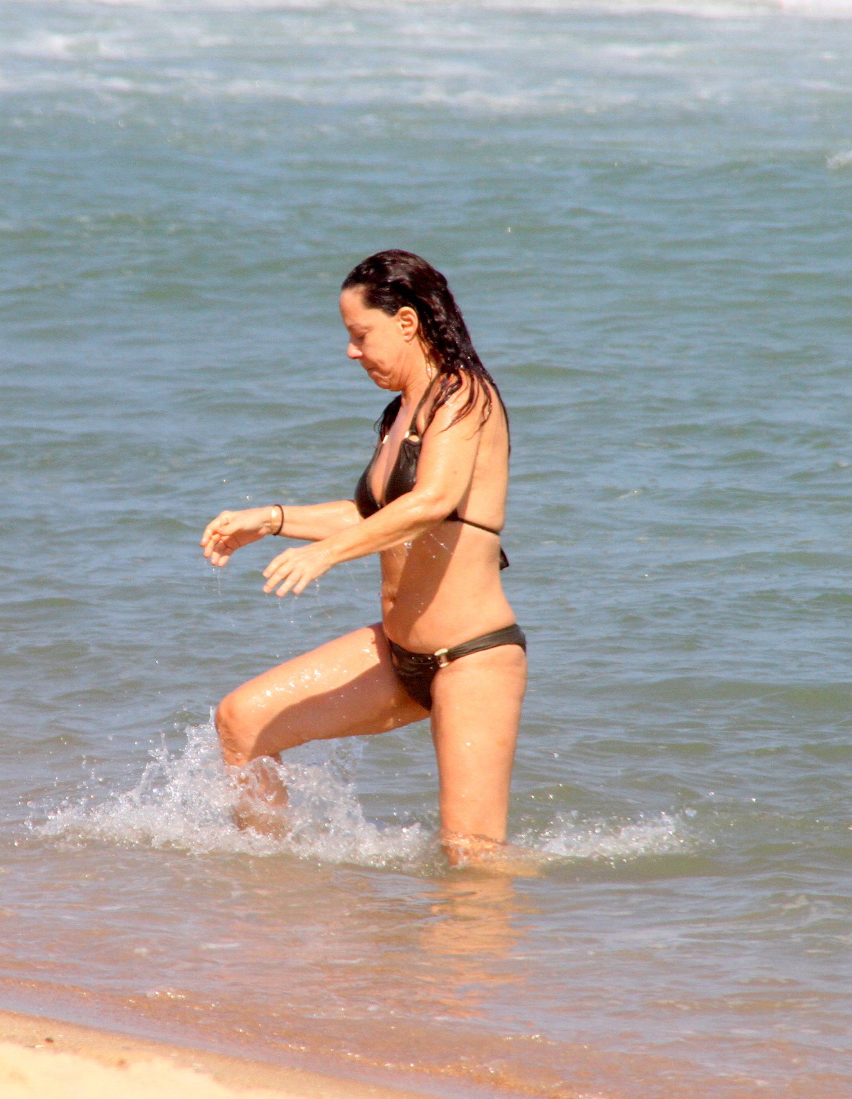Bebel Gilberto se refresca na Praia de Ipanema, na Zona Sul do Rio, nesta quarta-feira - Ag. News
