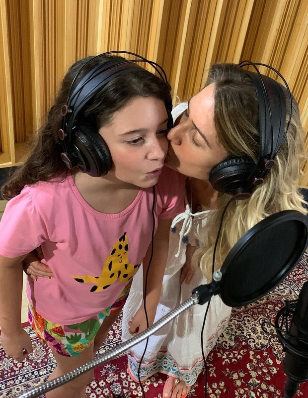 Leticia Spiller cantando com a filha Stela - Reprodução/Instagram
