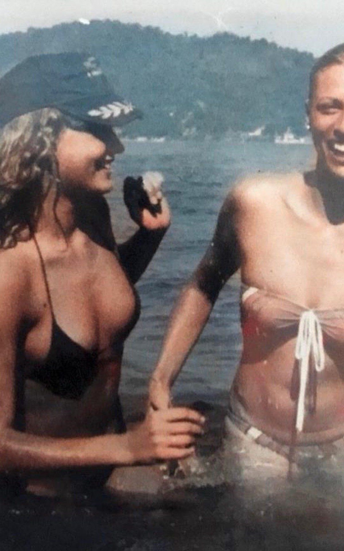 Xuxa posta foto antiga em que aparece de biqu&iacute;ni ao lado da irm&atilde; - Reprodução Internet
