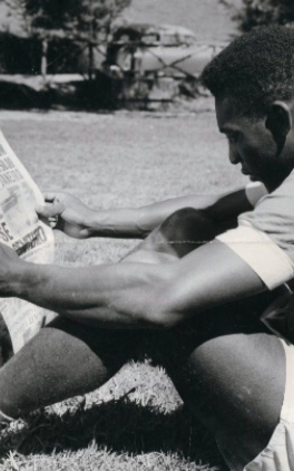 Pelé lendo o Jornal O Dia