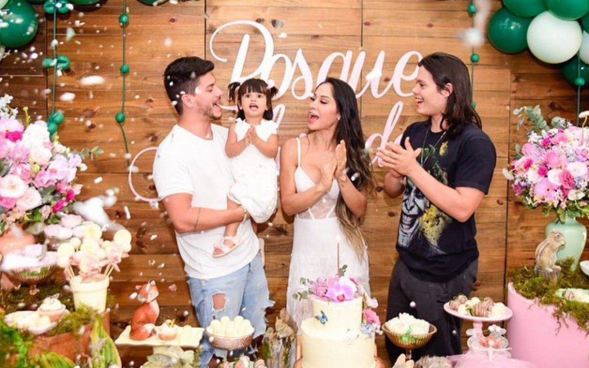 Mayra Cardi e Arthur Aguiar voltam a se encontrar no aniversário da filha do casal, Sophia