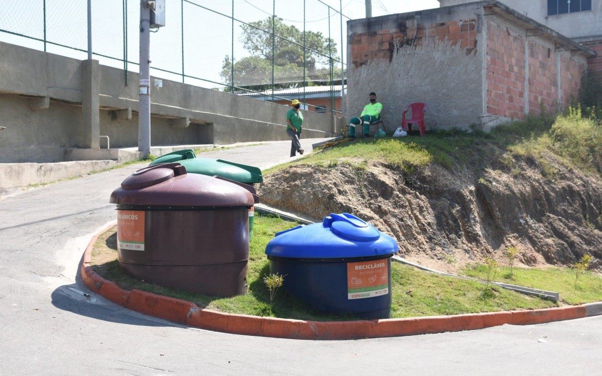 Por estarem semienterrados, terem tampas e por conta de sua capacidade, os resíduos não ficam expostos, evitando danos ao meio ambiente e à saúde da população - Imagem Divulgação