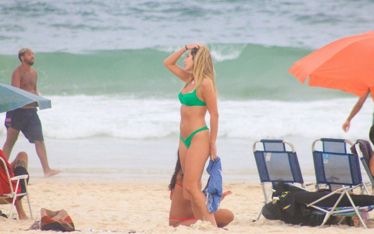 Carol Portaluppi vai à praia com amigos