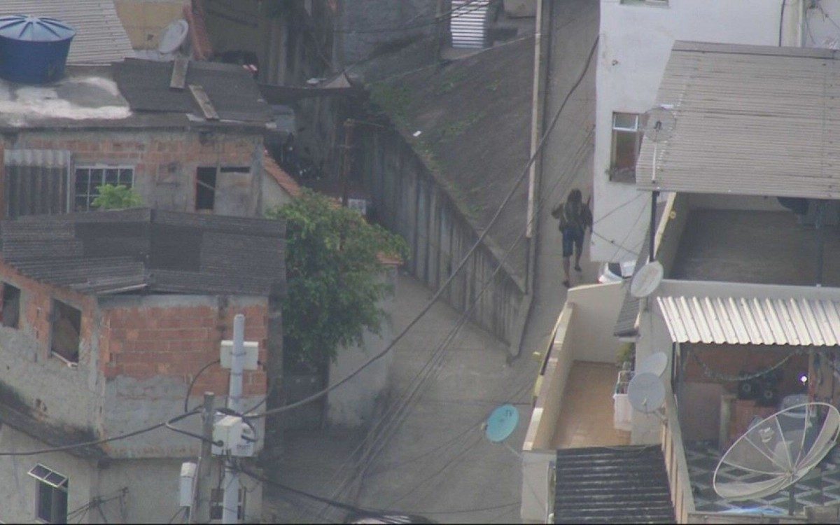 Bandidos circulam armados no Morro da Mangueira, Zona Norte - Reprodução/ TV Globo