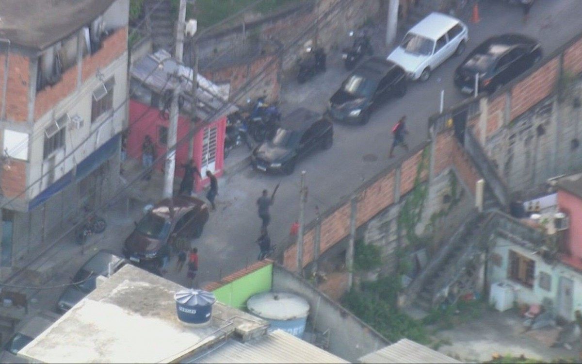 Bandidos se movimentam armados no Morro da Mangueira, Zona Norte do Rio - Reprodução da TV Globo