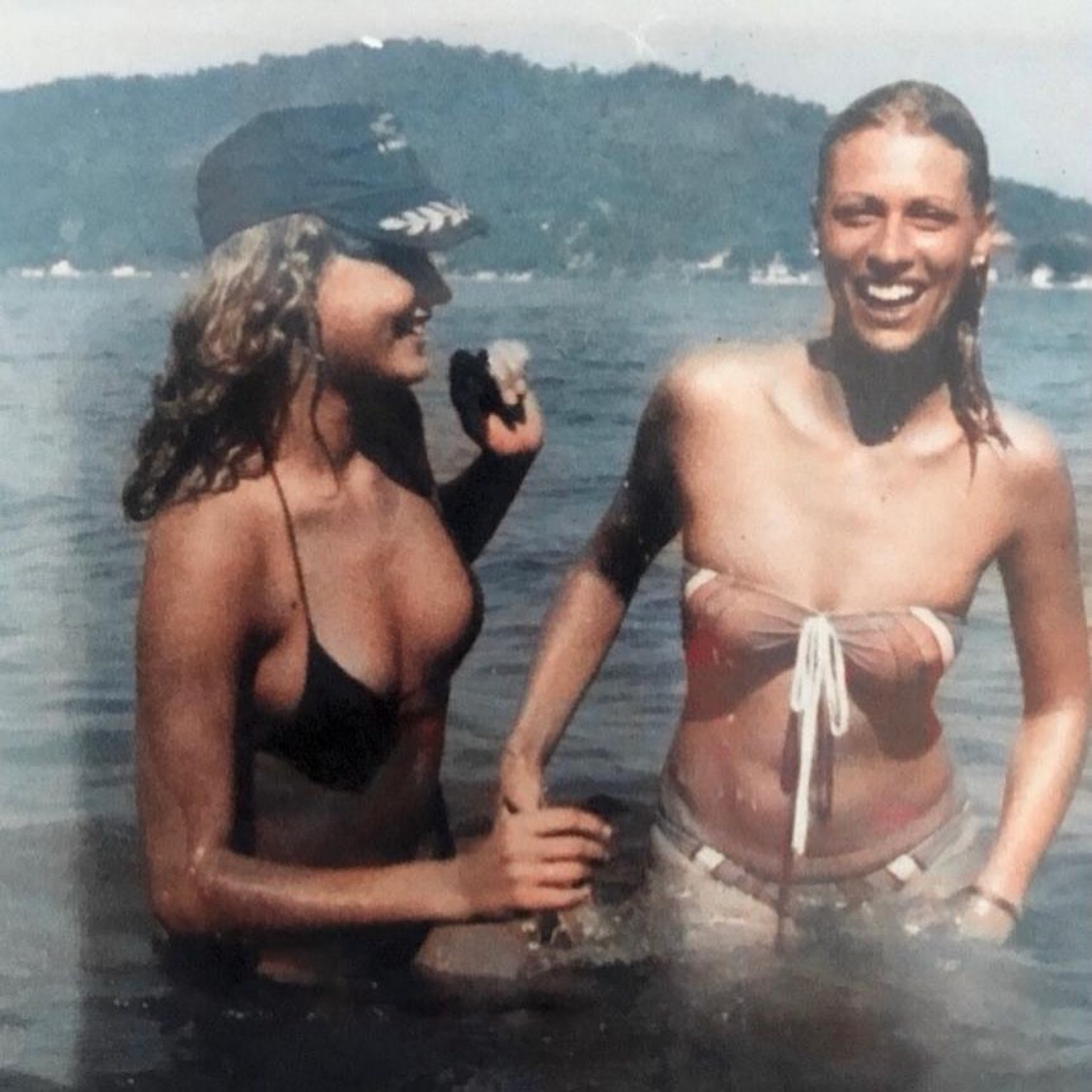 Xuxa posta foto antiga em que aparece de biquíni ao lado da irmã - Reprodução Internet