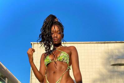 Foto! De biquíni, Iza deixa bumbum em evidência