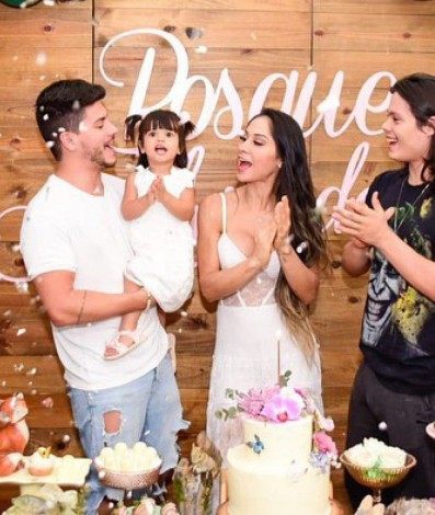 Mayra Cardi e Arthur Aguiar voltam a se encontrar no aniversário da filha do casal, Sophia - ReproduÃ§Ã£o Internet