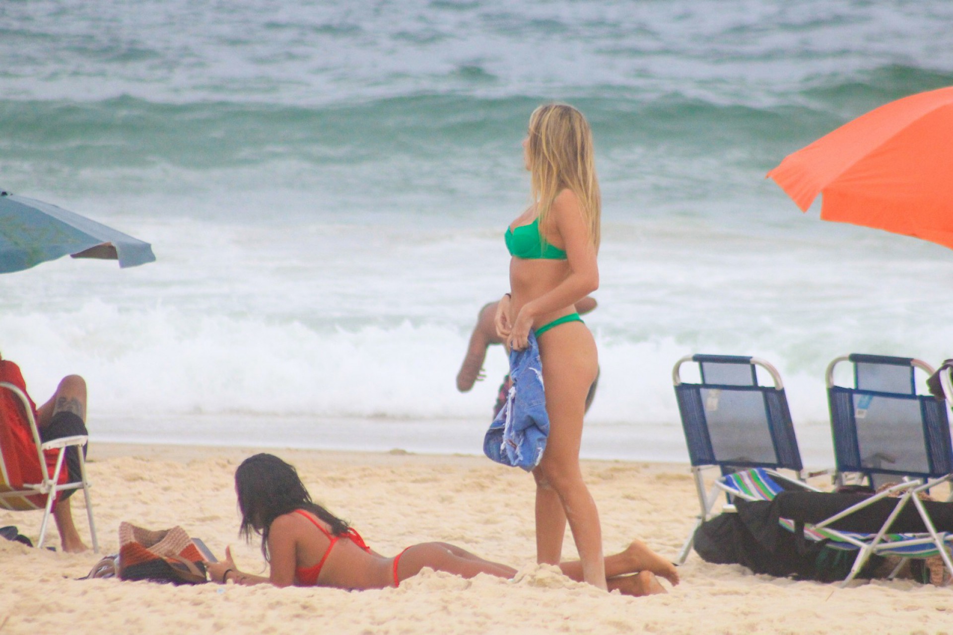 Carol Portaluppi curte dia de praia com amigos em Ipanema, na Zona Sul do Rio - Ag. News