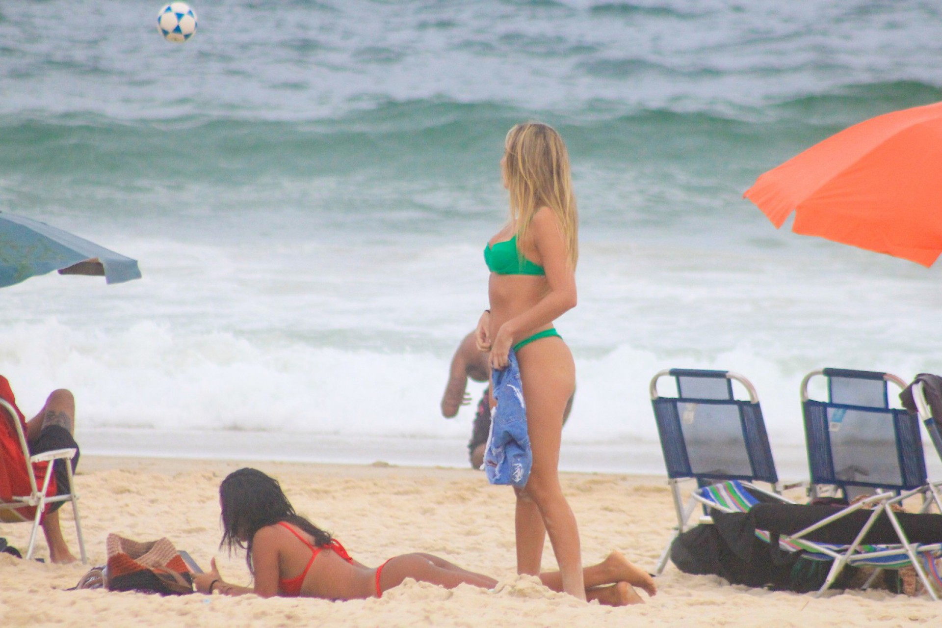 Carol Portaluppi curte dia de praia com amigos em Ipanema, na Zona Sul do Rio - Ag. News