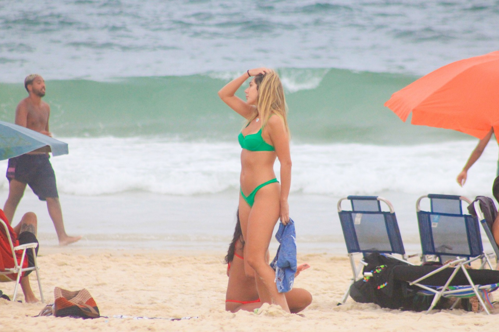 Carol Portaluppi curte dia de praia com amigos em Ipanema, na Zona Sul do Rio - Ag. News