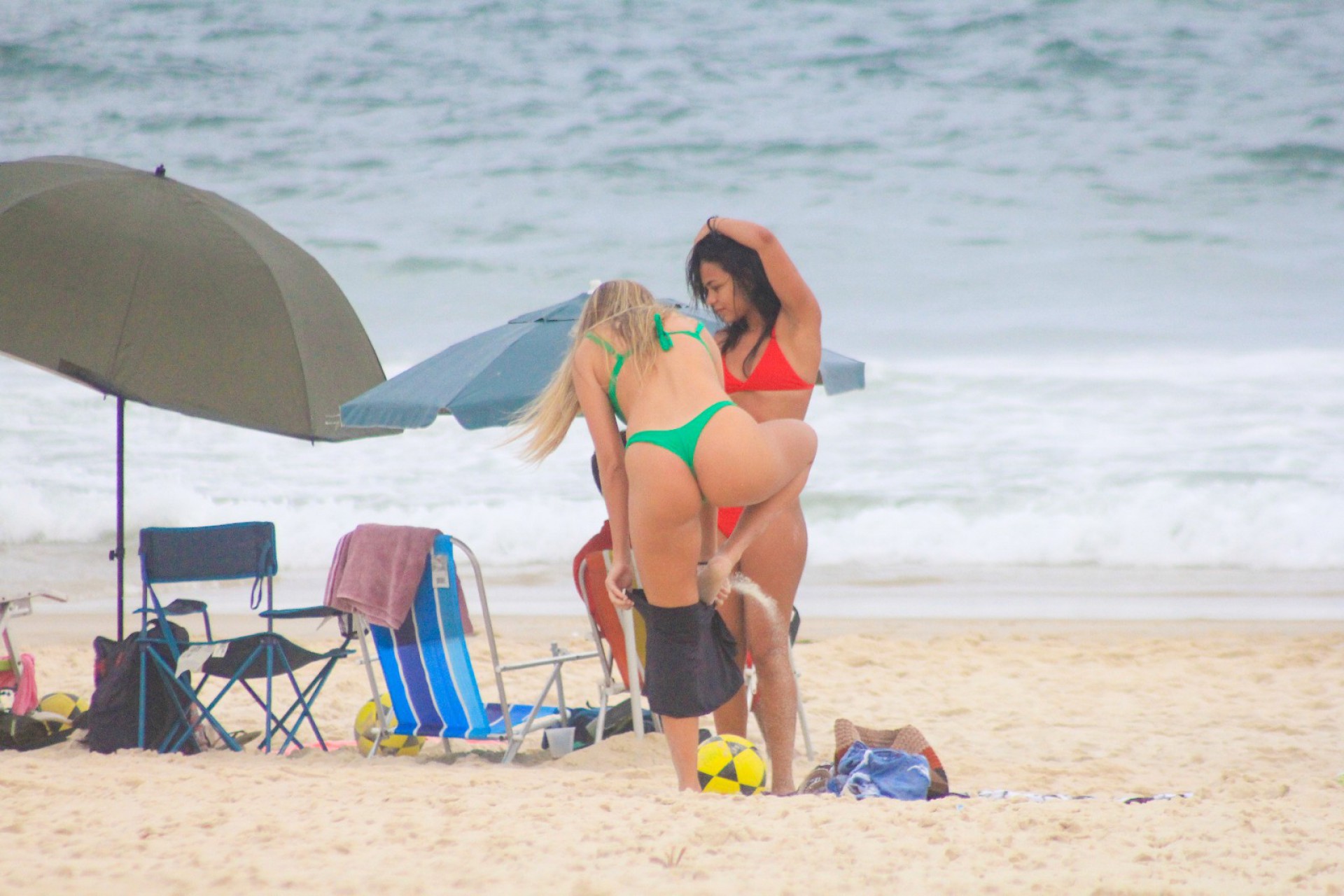 Carol Portaluppi curte dia de praia com amigos em Ipanema, na Zona Sul do Rio - Ag. News