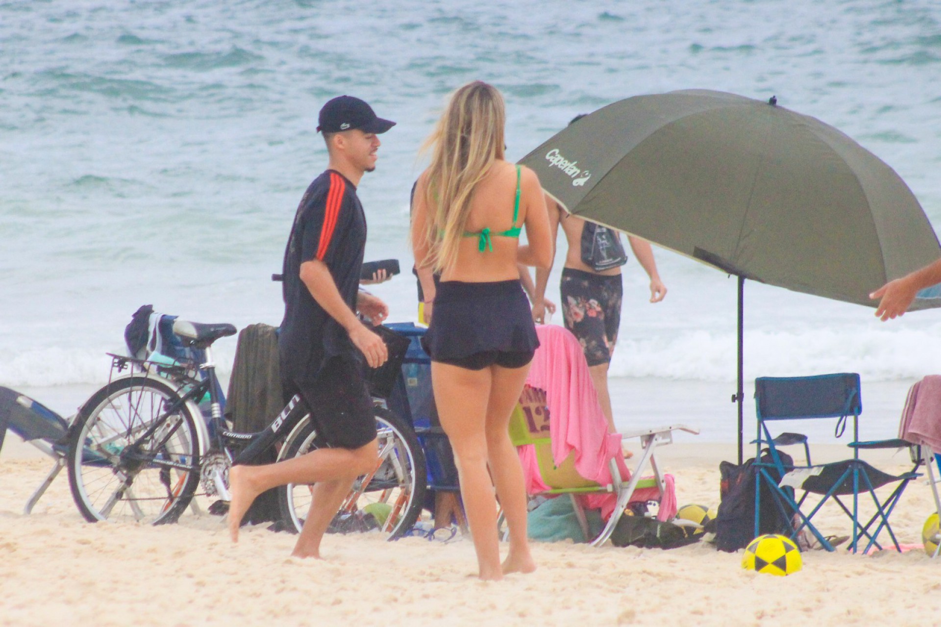 Carol Portaluppi curte dia de praia com amigos em Ipanema, na Zona Sul do Rio - Ag. News