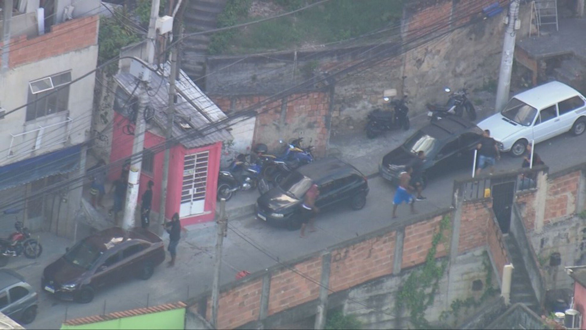 Bandidos circulam armados no Morro da Mangueira, Zona Norte - Reprodução/ TV Globo